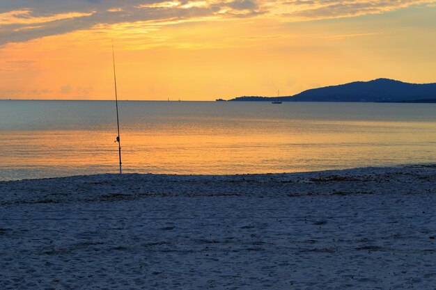 Hengel op het zand bij zonsondergang in Sardinië Italië