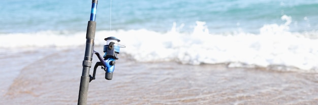 Hengel voor het vangen van vis staat aan de kust van de zee