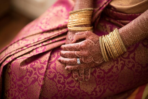 Tatuaggi all'henné sulle mani di una donna sposata