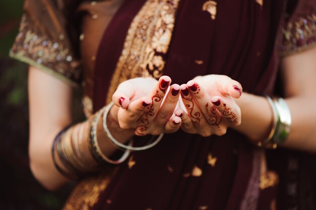 Фото Хна свадебный дизайн, женщина руки с черной татуировкой менди. руки индийской невесты женщина с черными татуировками хной. мода. индия