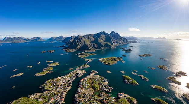 Henningsvaer lofoten è un arcipelago nella contea di nordland, norvegia. è noto per uno scenario caratteristico con montagne e cime spettacolari, mare aperto e baie riparate, spiagge e terre incontaminate