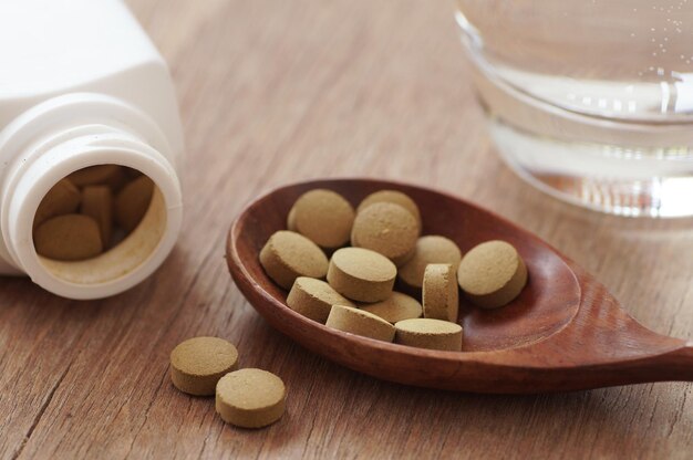 Foto medicina a base di erbe in pillola su un tavolo di legno