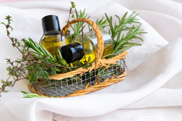 Olio essenziale a base di erbe, trattamento di bellezza alternativo, cura organica del corpo e del viso