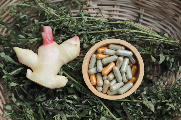 Foto erboristeria a base di zenzero e foglie di cannabis da utilizzare come trattamento medicinale per una buona vita