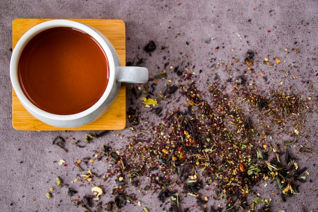 Foto set di tè secco a base di erbe e naturale variazione e raccolta di tè e tazza di tè caldo