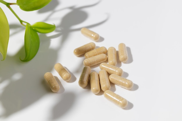 Photo herbal organic capsules on the white background natural supplements for healthy good life