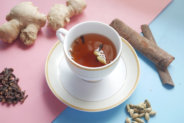 Травяной чай и ингредиент на цветном столе