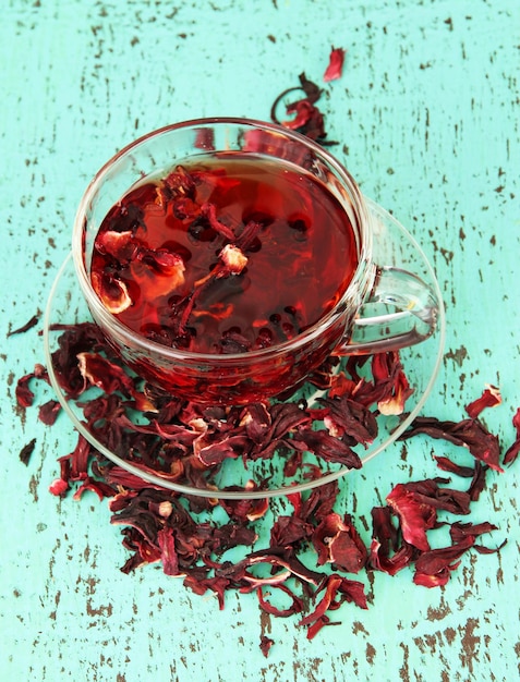 Photo herbal tea in glass cup on color wooden background