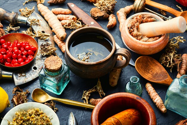 Tisana e una vasta gamma di erbe medicinali, radici e corteccia.fitoterapia.erboristeria