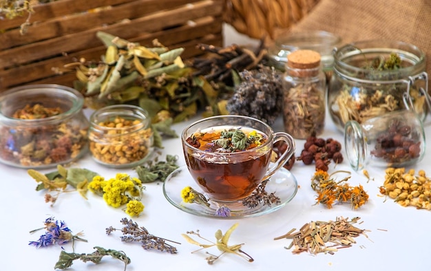 Photo herbal tea with medicinal herbs and flowers selective focus