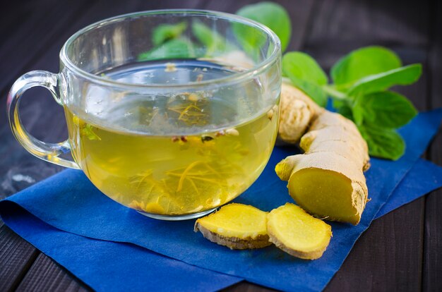 Foto tisana con menta e zenzero su un tavolo di legno