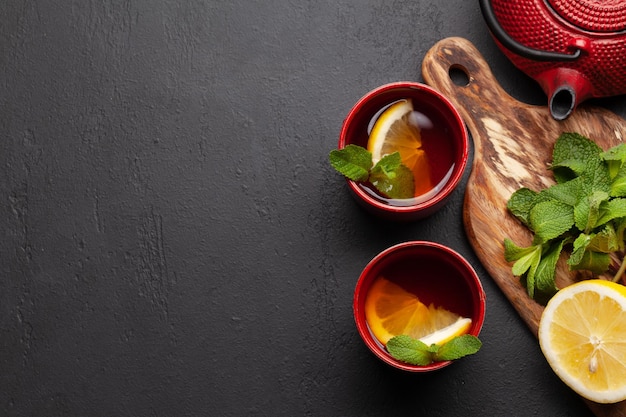 Photo herbal tea with mint and lemon tea cup and teapot