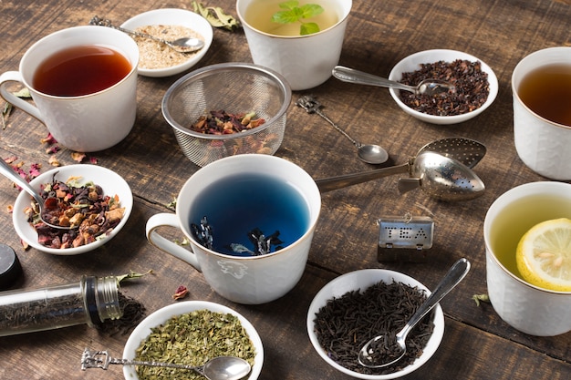 Photo herbal white tea cups and herbs on wooden desk