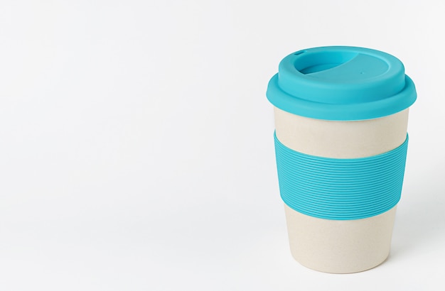 Foto herbruikbare bamboe koffiekop met blauwe siliconen houder en deksel. zero waste.