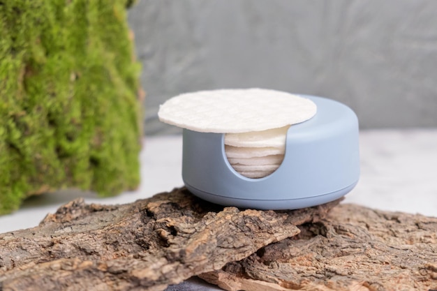 Herbruikbare Cotton Rounds make-up remover in een container gemaakt van gerecycled oceaanplastic op boomschors Zero waste pads om milieuvervuiling te verminderen