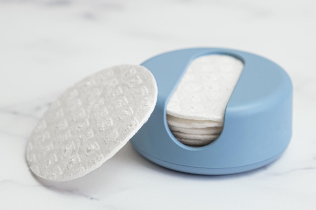 Herbruikbare Cotton Rounds make-up remover in een container gemaakt van gerecycled oceaanplastic Zero waste pads om milieuvervuiling te verminderen