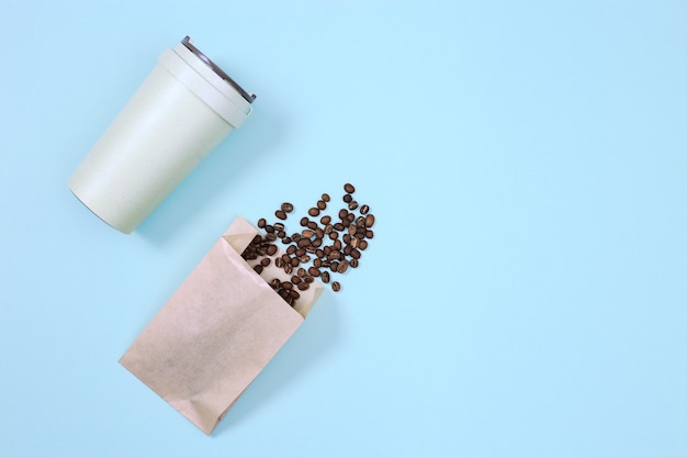 Herbruikbare eco-vriendelijke bamboe beker om koffie en gebrande koffiebonen mee te nemen. Zero waste