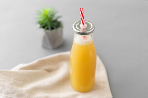 herbruikbare glazen fles fruit sap met stro