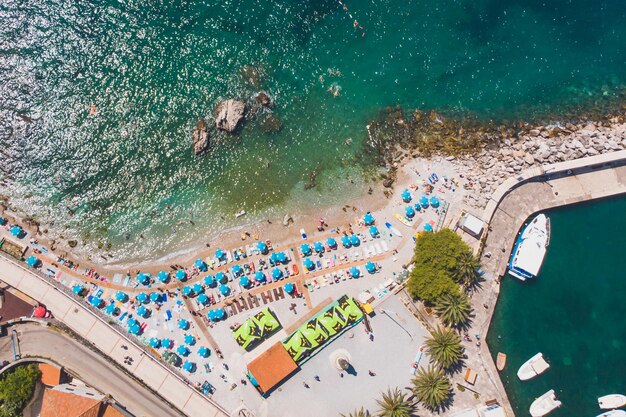 HERCEG NOVI MONTENEGRO 22 juli 2019 luchtfoto van zonnig strand in herceg novi montenegro