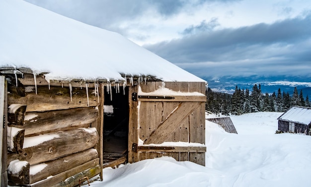 Herdershuis staat hoog op besneeuwde berg