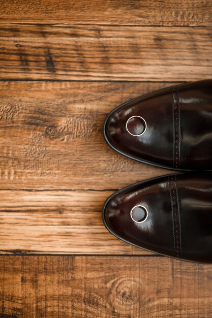 Heren elegante set stijlvolle bruidegom accessoires voor trouwdag. Klassieke herenschoenen