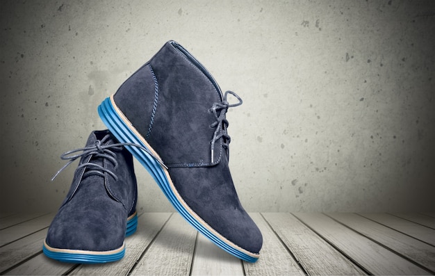 Heren suede desert boots met blauwe zool op houten planken