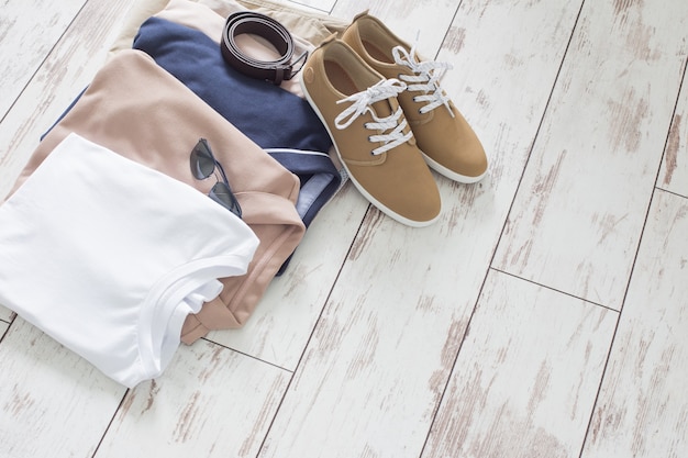 Heren zomer basic kleding en schoenen op oude houten vloer