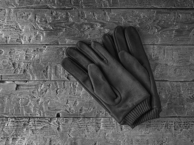 Foto herenhandschoenen van echt leer op een houten tafel