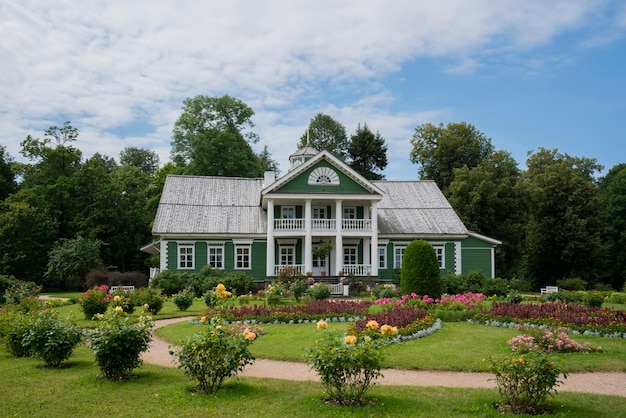 Herenhuis in het dorp Petrovskoye, Pushkinskie Gory, regio Pskov, Rusland