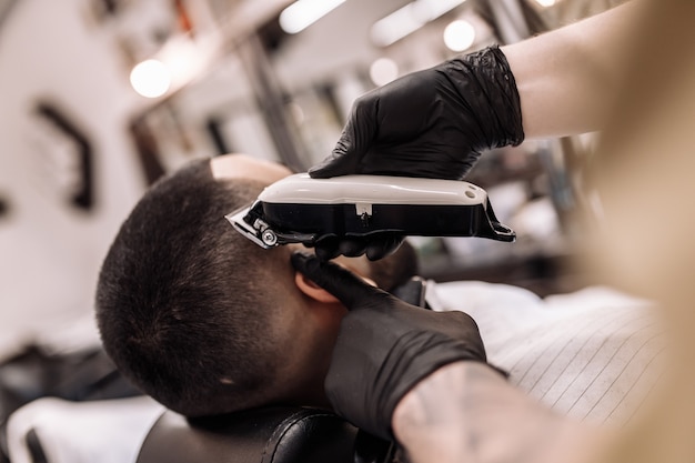 Herenkapsel in een kapperszaak. styling en haarverzorging. schoonheidssalon.