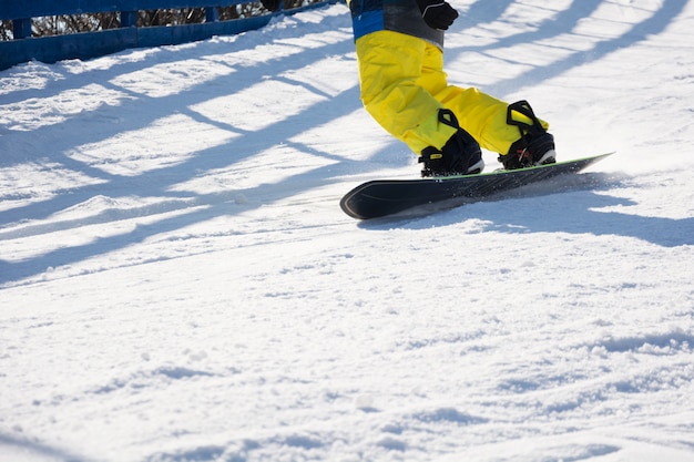 Herenlaarzen en snowboard freerider in bergen Wintersport, vrije tijd outdoor levensstijl