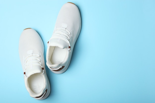 Herensneakers op een gekleurde achtergrond herenschoenen minimalisme