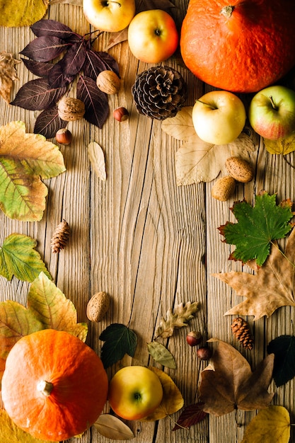 Herfst achtergrond, gevallen bladeren en pompoenen