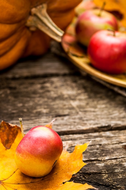 Herfst achtergrond met appels, pompoen en esdoornblad op oude houten tafel Thanksgiving day concept