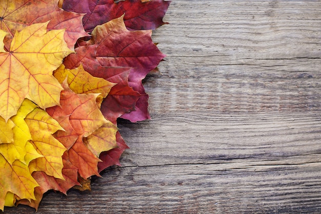 Herfst achtergrond met bladeren op houten achtergrond