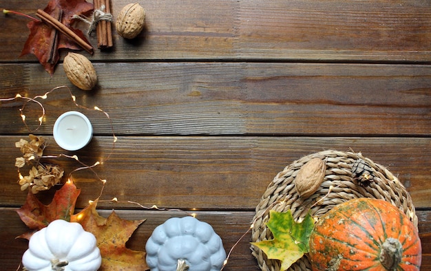 Foto herfst achtergrond met gekleurde rode bladeren op houten achtergrond bovenaanzicht kopie ruimte