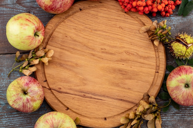 Herfst achtergrond van gevallen bladeren en fruit met vintage couvert op oude houten tafel. Thanksgiving day concept