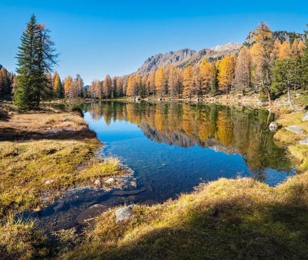 Herfst alpine bergmeer in de buurt van San Pellegrino Pass Trentino Dolomieten Alpen Italië