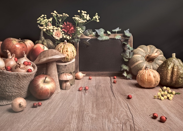 Herfst arrangement met appels, decoraties