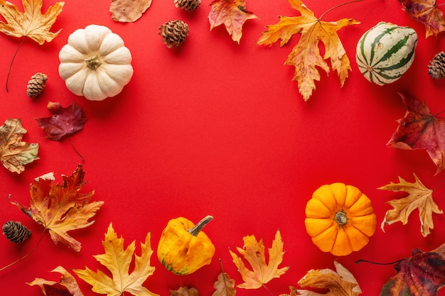 Herfst arrangement met bladeren en pompoen