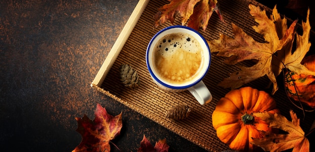 Herfst arrangement met koffie en pompoen