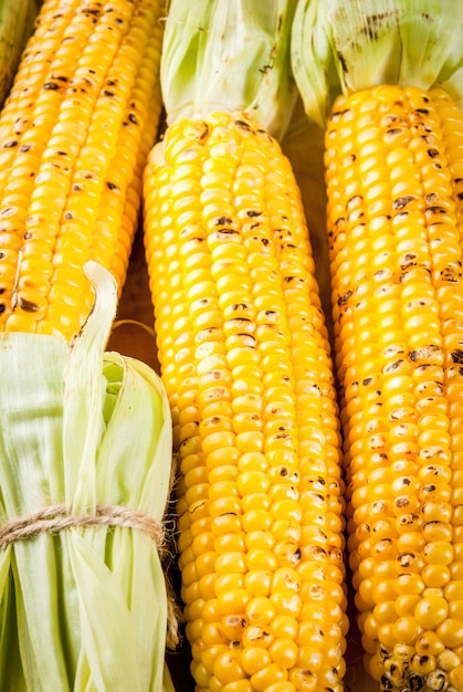 Herfst bbq, gegrilde maïs op witte marmeren tafel, bovenaanzicht kopie ruimte