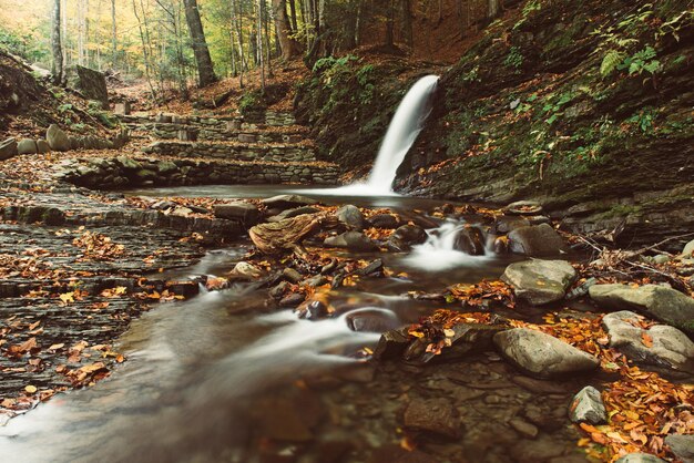 Herfst berg waterval