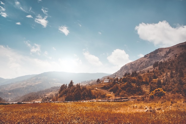 Herfst bergdal tegen blauwe bewolkte hemel