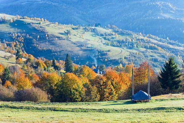 Herfst berglandschap met hooiberg op helling (Karpaten, Oekraïne).