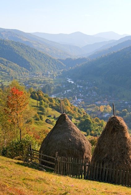 Foto herfst berglandschap met hooibergen