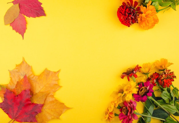 Herfst bloemen en bladeren