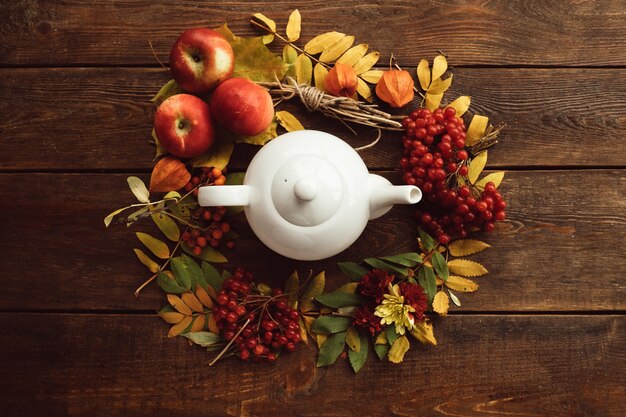 Herfst boeket rijpe warme thee krans hout oppervlak concept. Kleurrijke herfst. Ziektepreventie