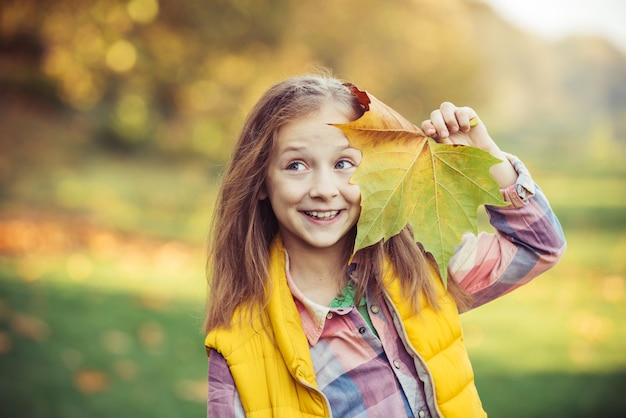 Herfst buiten portret van mooi gelukkig kind meisje wandelen in park of bos schattig gelukkig meisje...