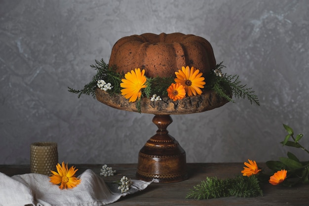 Herfst Bundt cake met pompoen op rustieke tafel